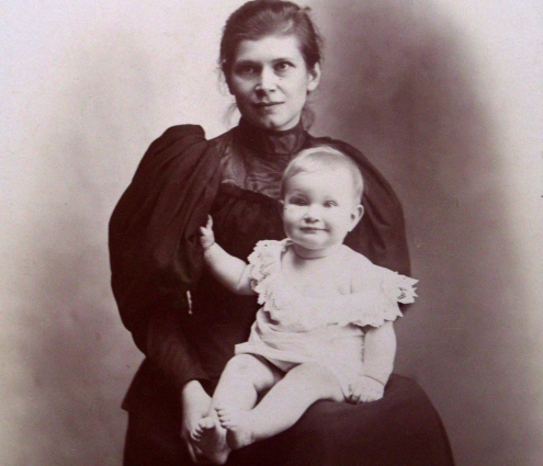 С дочерью Таней. Реймс. 1895 или 1896 г.