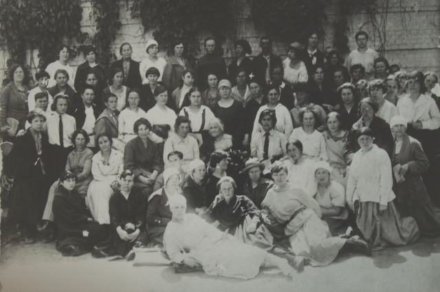 Клара Цеткин (в центре, в третьем ряду снизу) с советскими женщинами. Слева от нее - С. Смидович. 1924 г.