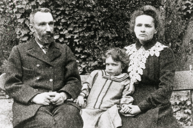 Мария, Пьер и Ирен Кюри. Около 1902 года. 