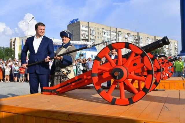 Виталий Хоценко производит залп из макета малых артиллерийских орудий образца первой половины XVIII века.