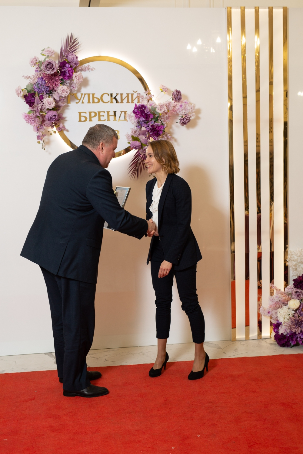 Юбилейным «Тульским брендом» Марию Шаирко награждает глава администрации Тулы Илья Беспалов.