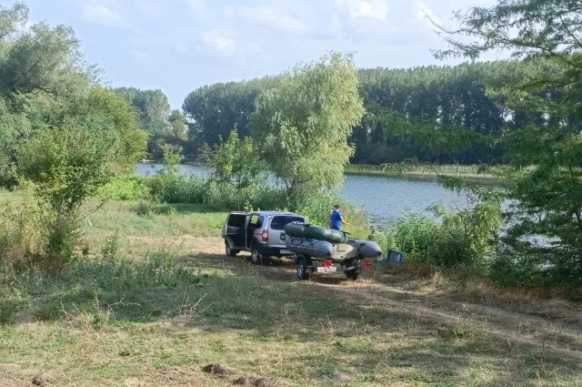 Дно реки, где нашли тело школьницы, изучают водолазы в поисках смартфона погибшей.