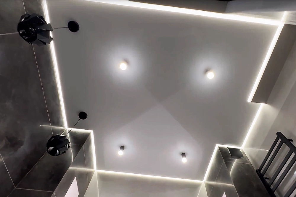 Натяжной потолок с парящей подстветкой можно ставить в тех помещениях, где стены выровнены идеально, иначе все огрехи будут заметны