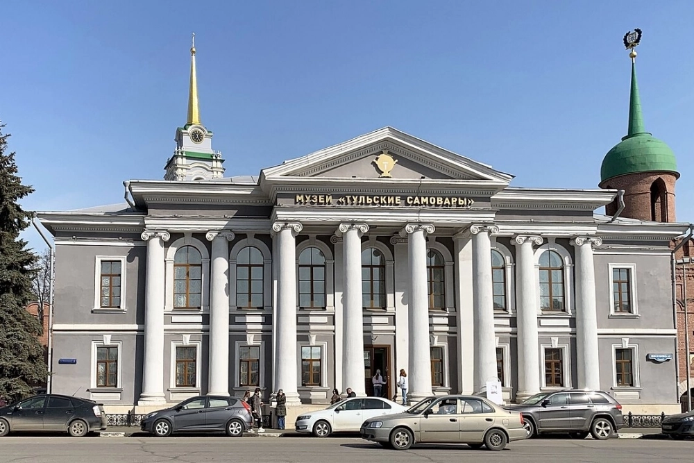 Музей «Тульские самовары» открылся 7 ноября 1990 года в двухэтажном здании по ул. Менделеевской, 8 вблизи стен Тульского кремля.