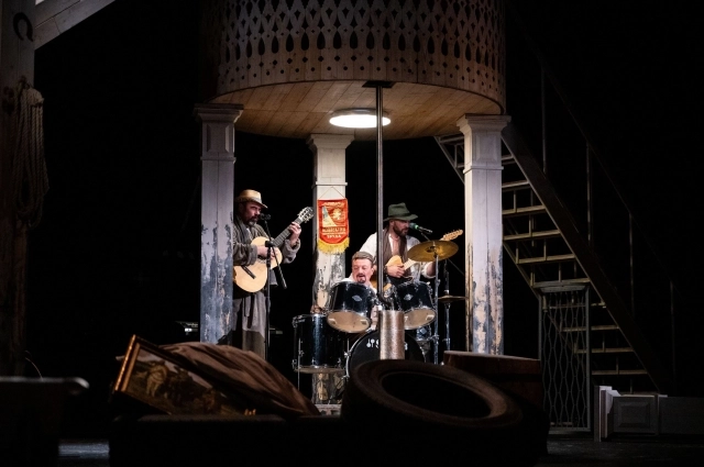 На сцене самый настоящий ансамбль.