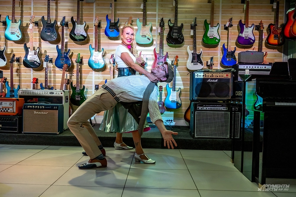 
 Костей не ломит. 64-летняя Люсьен Сергеева исполняет свинг не хуже молодых    