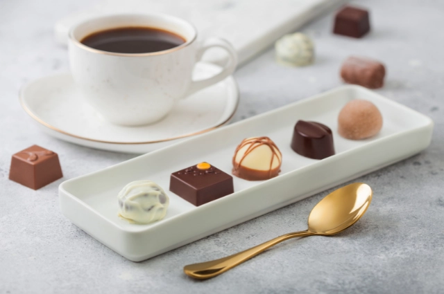 Праздничный стол на Новый год: как выбрать сладкий акцент