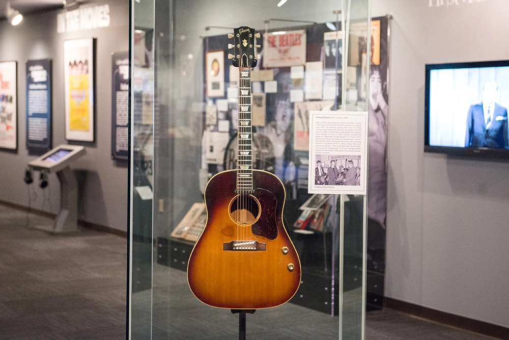 Gibson J-160E Джона Ленона.