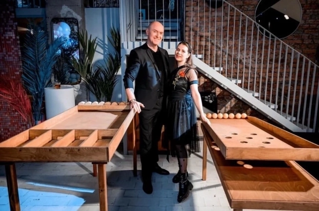 Уже 16 лет происходят чудеса под Новый год.