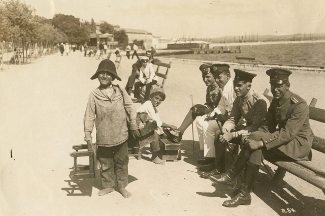 Керчь, чистильщик обуви и немецкие офицеры. 1918 г.