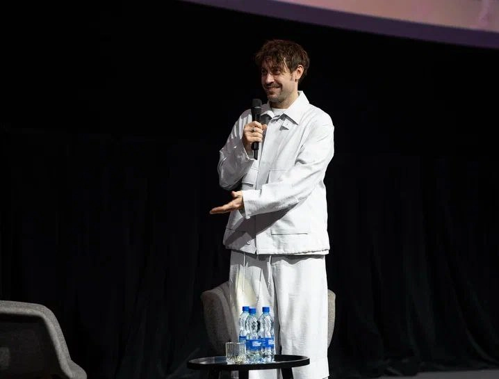 Антон Филипенко до сих пор не избавился от страха камеры.