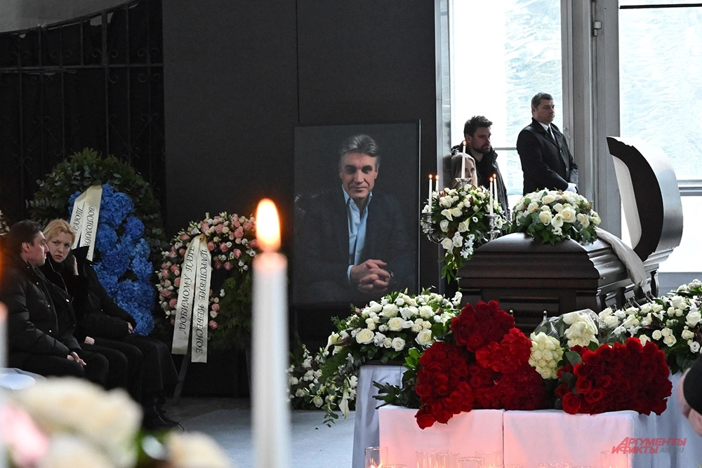 В траурном зале.