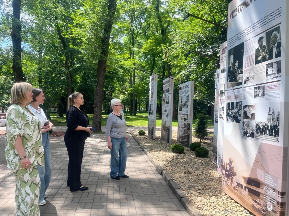 В экспозиции представлены архивные фотографии и документы, рассказывающие о жизни и работе Ивана Бондаренко.