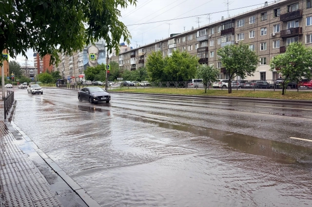 Лужи в Железнодорожном районе после ливня в Красноярске.