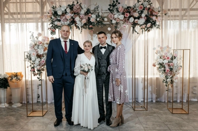 Александр Шишкин (слева) на свадьбе лучшего друга Константина.