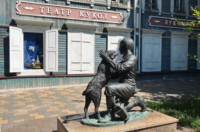 Трогательная сцена из повести «Детство Тёмы» — у театра кукол «Лукоморье». 