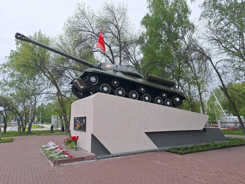 Памятник Танк ИС-3 у парка Победы.