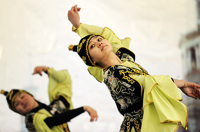 Танцоры выступают на фестивале празднования Навруза в Бишкеке, столице Киргизии