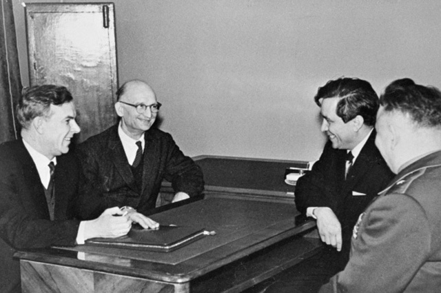 Председатель КГБ при Совете министров СССР Владимир Семичастный (1-й слева) принимает советских разведчиков Рудольфа Абеля (2-й слева) и Конана Молодого (2-й справа).