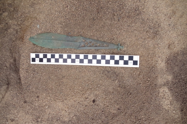 Ритуальный нож бронзового века нашли в Пластовском районе.