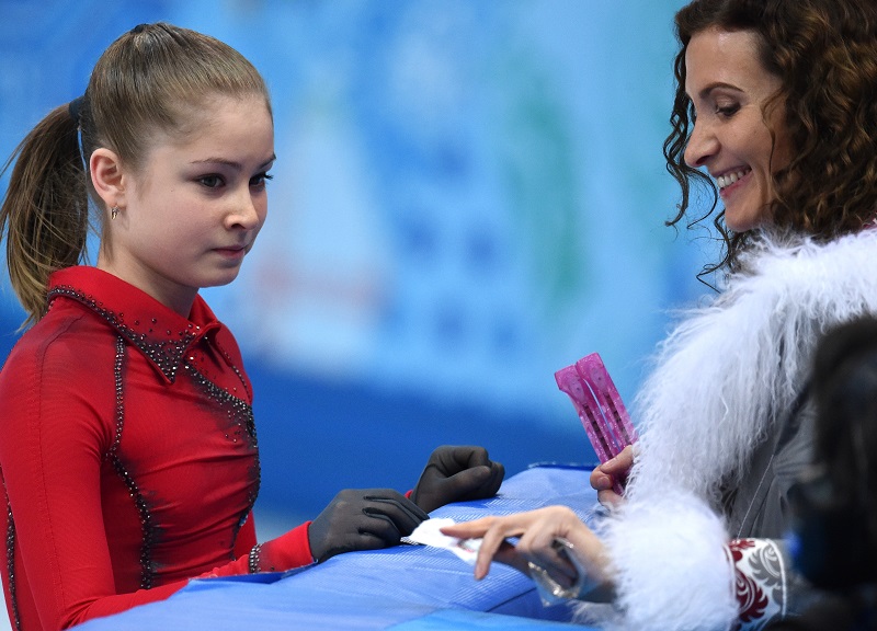 Юлия Липницкая с тренером Этери Тутберидзе перед выступлением на Олимпийских играх в Сочи.