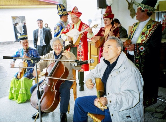 Нурсултан Назарбаев с президентом Всемирного банка Джеймсом Вулфенсоном среди музыкантов. Алматы, 2002 год.