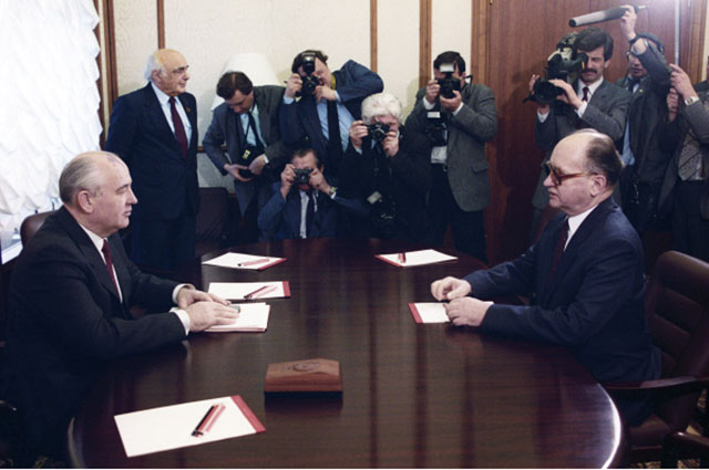 Президент СССР Михаил Сергеевич Горбачёв (слева) и президент Республики Польши Войцех Ярузельский во время переговоров в Кремле. 1990 год
