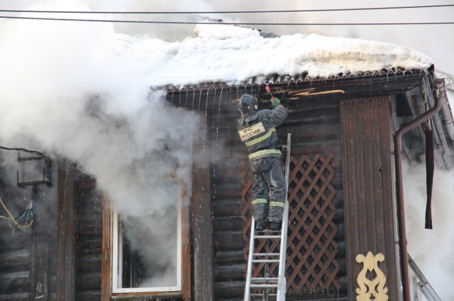 102 человека вывели из огня при пожаре в вечерней школе Горно-Алтайска