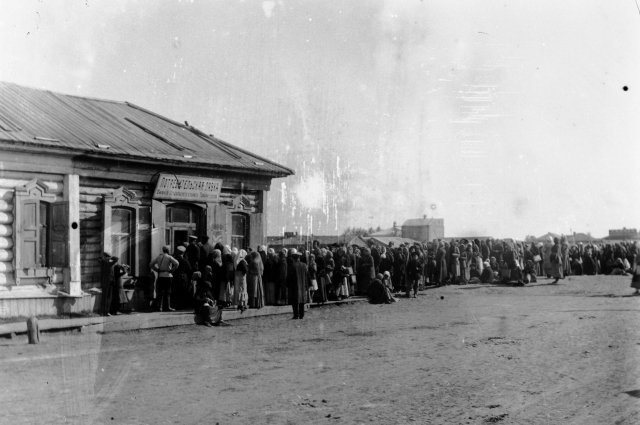 Очередь за продуктами на углу Думской ул. и Сенной площади Омск, август 1917.