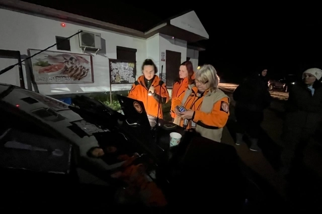 Вместе с поисковиками в лес рвались и местные жители.