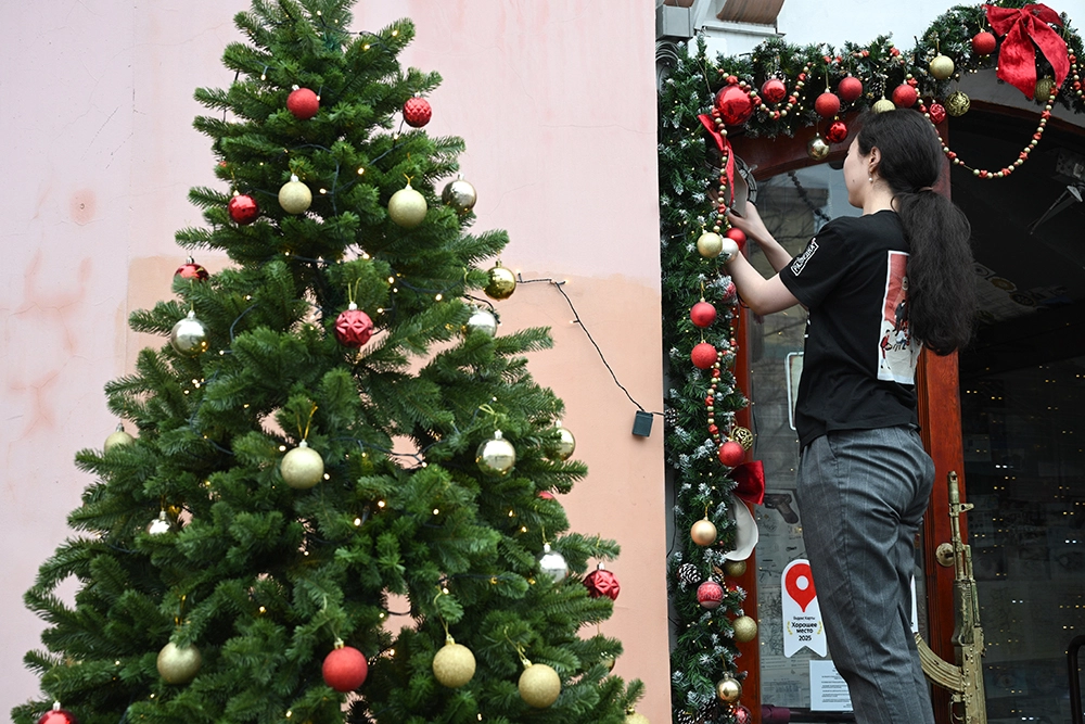Новогодние украшения у станции метро «Лубянка» в Москве.