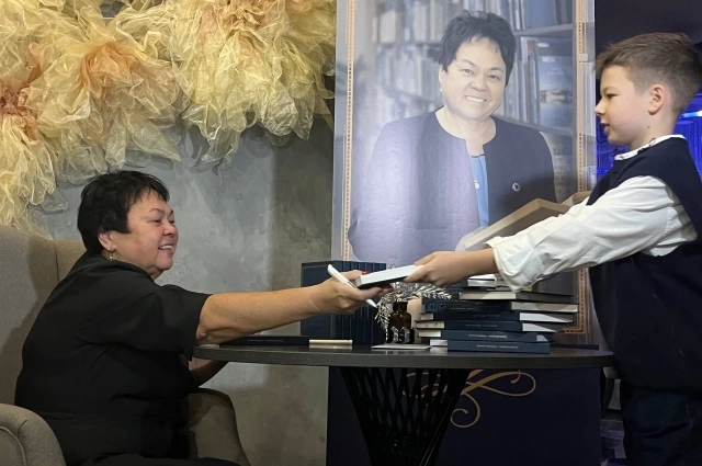 На презентации Татьяна провела автограф-сессию.