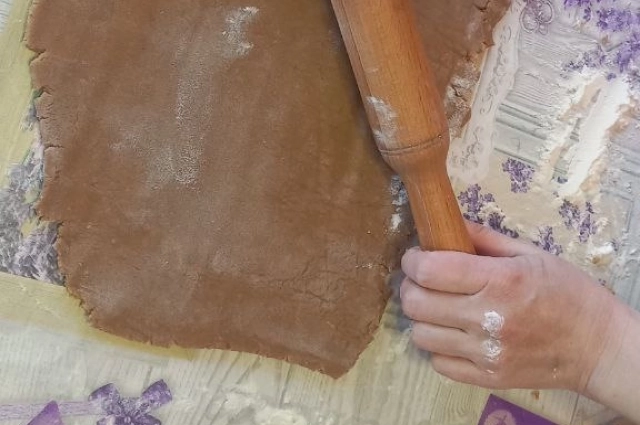 Для раскатывания пряничного теста придется приложить усилия.