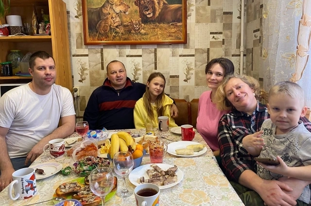 Теперь Юля старается регулярно навещать своих белорусских родных. В новогодние каникулы они вместе с мужем Ильей, сыном Ромой и дочкой Кристиной устроили родственникам сюрприз и приехали к ним 3 января.