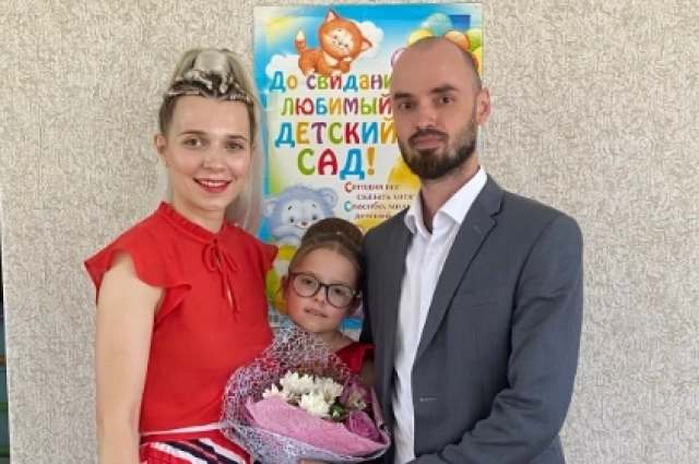 Кира с родителями.