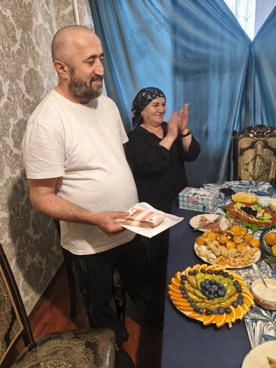 Как честный человек, все деньги он отдал жене, признаётся Абдурахманов.