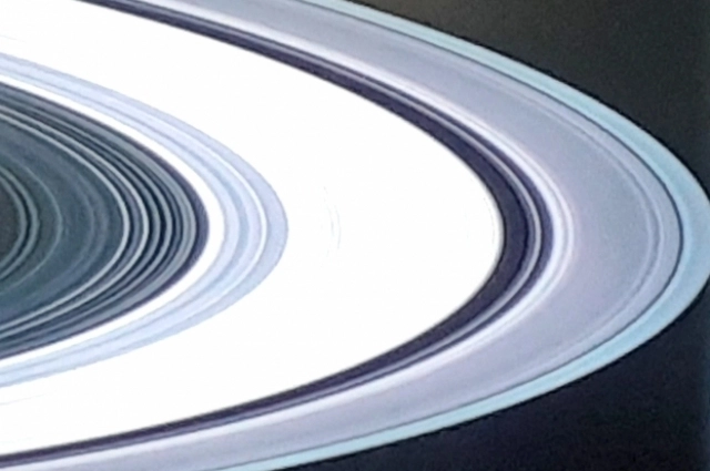 Снимок из космоса колец Сатурна.