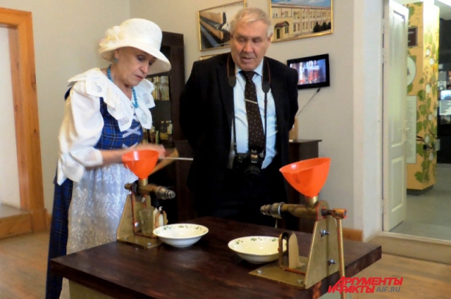 Нелли Андреевна и Вадим Афанасьевич показывают, как раньше производили в Сарепте горчичное масло.
