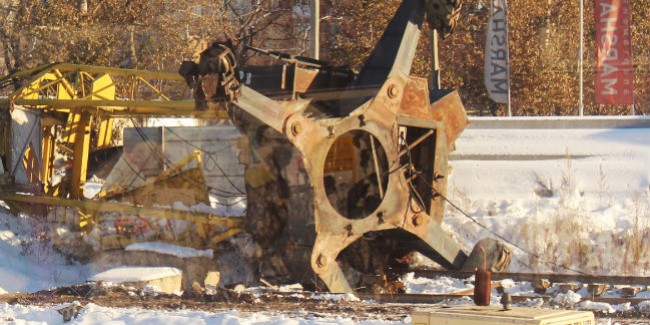 Вид на упавший кран со стройплощадки. Фото: СУ СК России по Омской области.