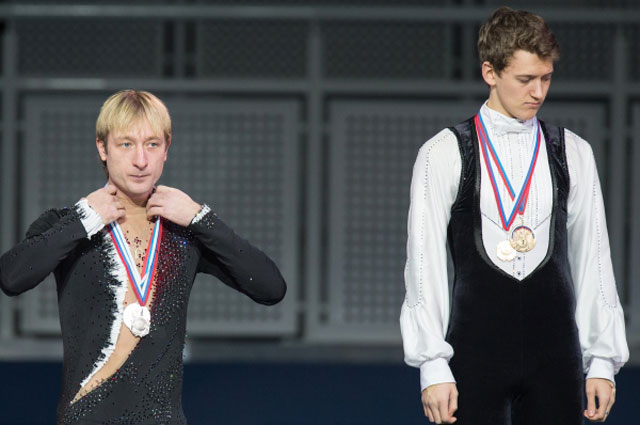 Максим Ковтун (справа), завоевавший золотую медаль в мужском одиночном катании на чемпионате России по фигурному катанию в Сочи, и Евгений Плющенко, завоевавший серебряную медаль, на церемонии награждения