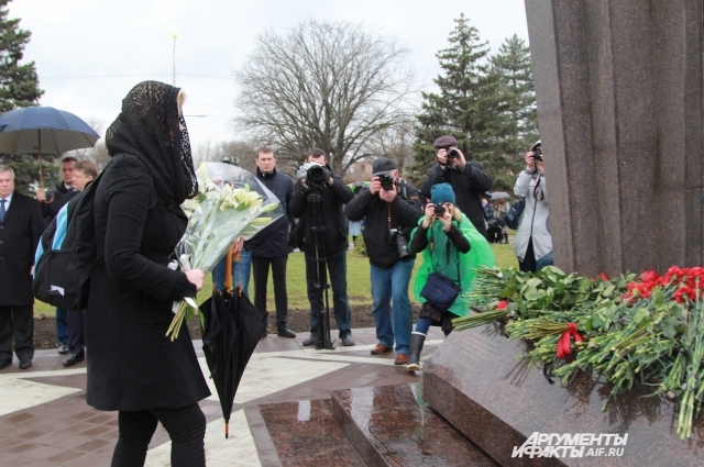 В Ростове-на-Дону не всем по душе установленный в людной зоне памятник жертвам авиакрушения 2016 года.