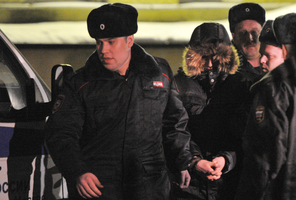 Басманный районный суд Москвы принял решение арестовать Сергея Гордеева (второй слева), захватившего в понедельник заложников в московской школе № 263 и убившего при этом двух человек