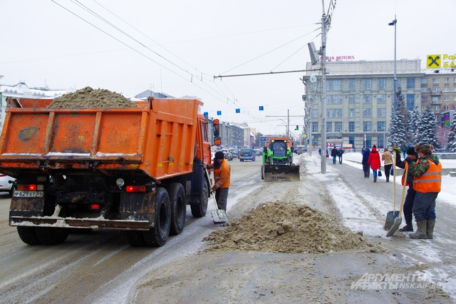 Дорожники не дремали. На улицы высыпано две тысячи тонн смеси песка и соли, а вывезено более тысячи кубометров снега. 