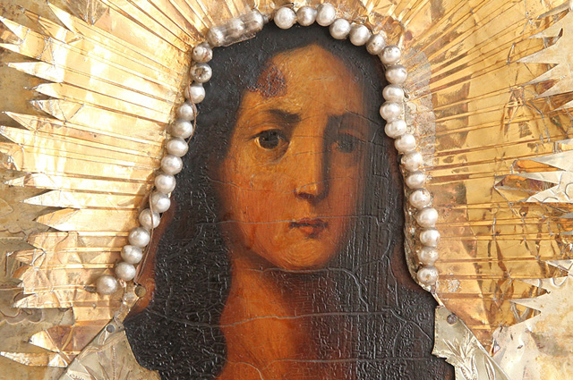 Старинная икона святой Марии Египетской в тонком окладе с синими и белыми бусинами