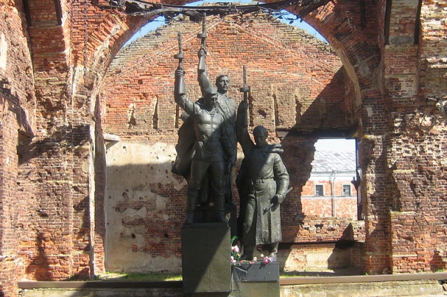 Более пятидесяти скульптурных работ Ястребенецкого отражают события 1941-45 годов. Фрагмент мемориала защитникам крепости Орешек.