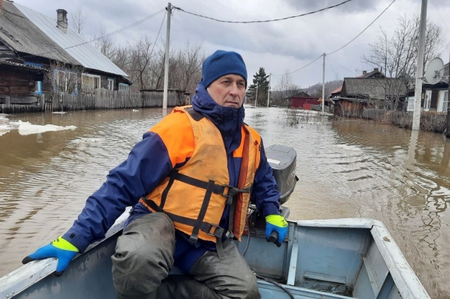 В прошлом году на юге Кузбасса приходилось работать спасателям из-за большой воды.