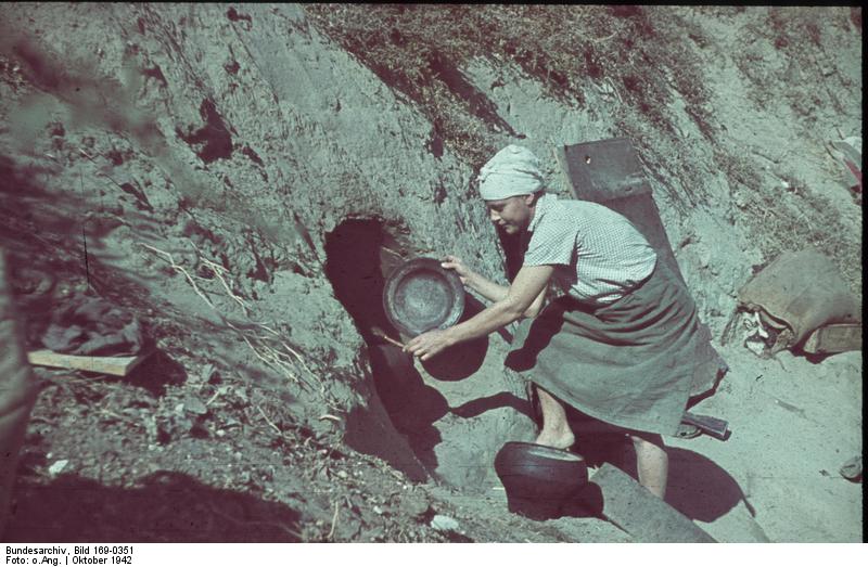 Русская женщина готовит пишу, Сталинград, 1942.
