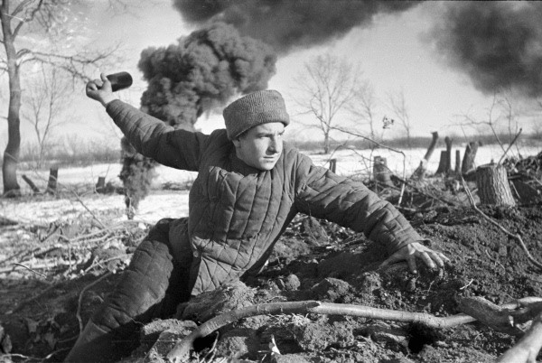 «Бросок гранаты». Россия, Сталинград, 1942 г.
