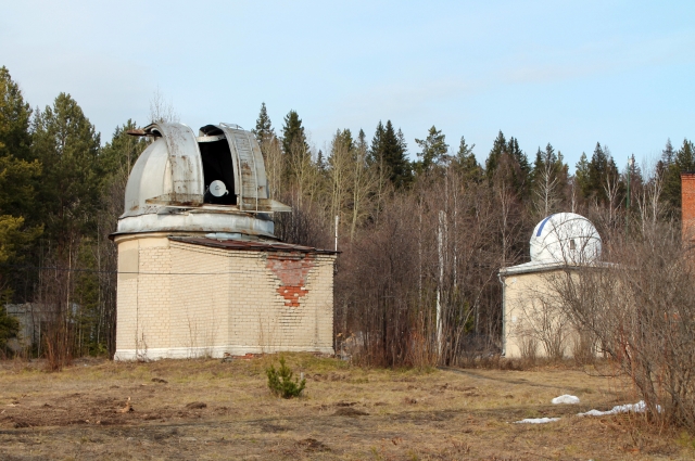 Башня телескопа АЗТ-3 (на фото слева) — одного из первых в Коуровской обсерватории. Выведен из научной работы, модернизируется волонтерами для любительских наблюдений и проведения экскурсий. Купол робота-телескопа МАСТЕР-Урал (на фото справа) — самый эффективный телескоп, обеспечивающий большую часть научных публикаций обсерватории. 