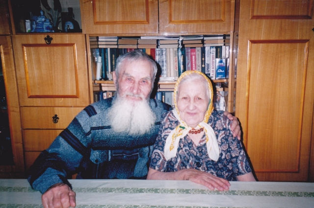 Переживший ссылку и войну Михаил Дмитриевич вместе с женой.